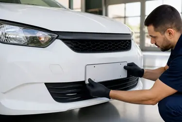 Despachante acompanhando o processo de emplacamento de um carro.