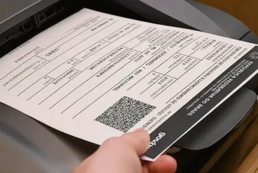 Despachante realizando impressão de documentos relacionados ao CRLV-e.